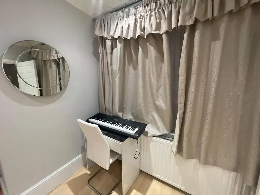 Entire 6 Bedroom House In London Free Parking Ilford