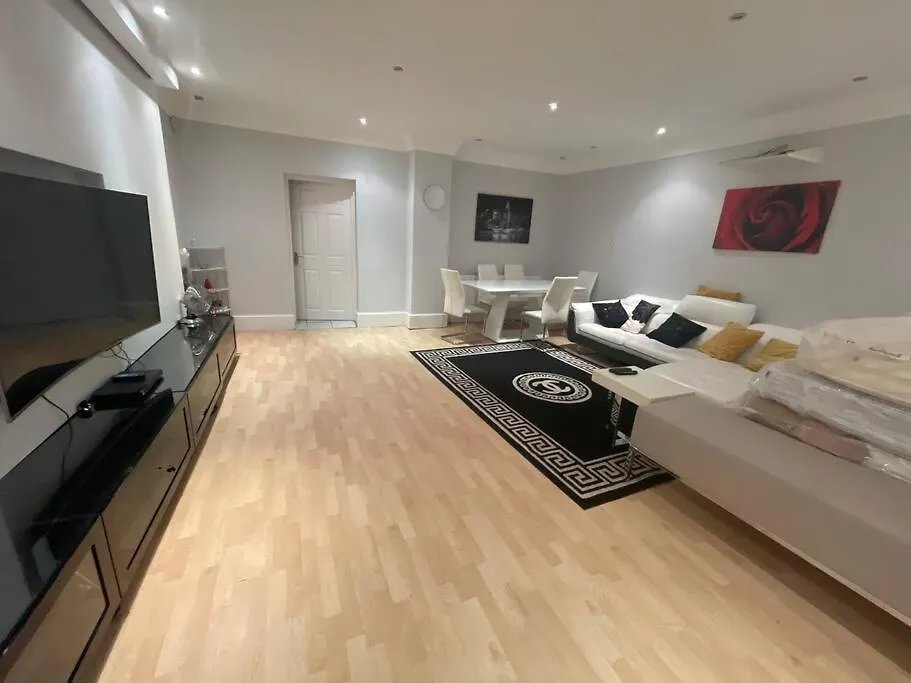 Entire 6 Bedroom House In London Free Parking Ilford