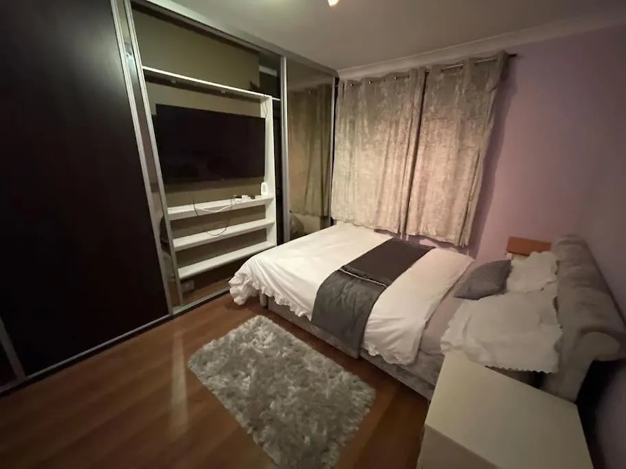 Entire 6 Bedroom House In London Free Parking Ilford 0*,  United Kingdom