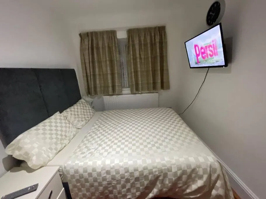 Entire 6 Bedroom House In London Free Parking Ilford Apartment