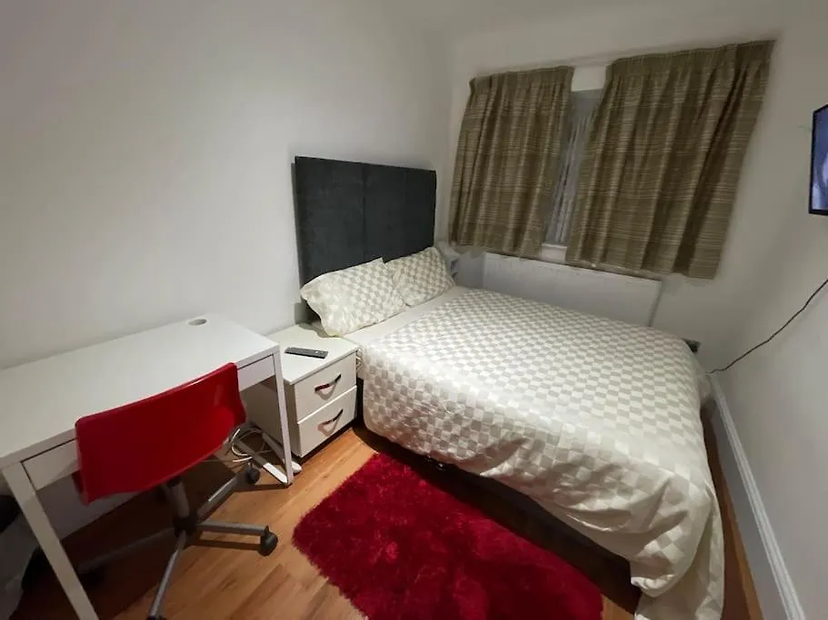 Entire 6 Bedroom House In London Free Parking Ilford Apartment
