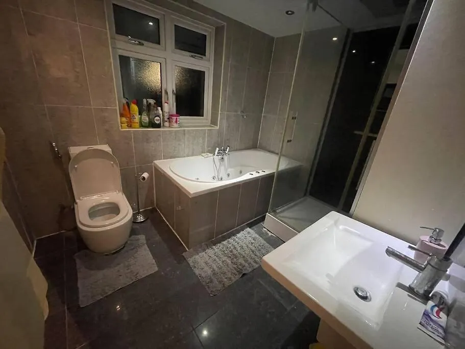 Apartment Entire 6 Bedroom House In London Free Parking Ilford United Kingdom