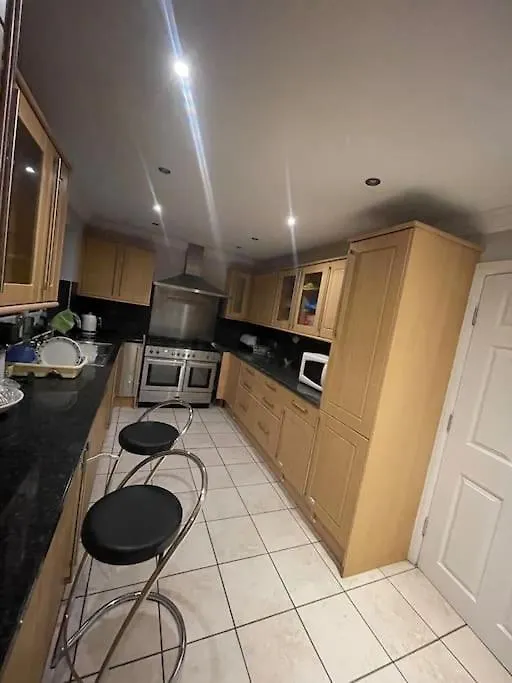 Entire 6 Bedroom House In London Free Parking Ilford 0*,  United Kingdom