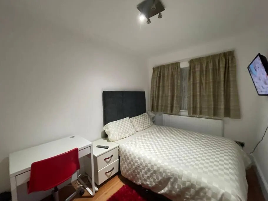 Entire 6 Bedroom House In London Free Parking Ilford Apartment
